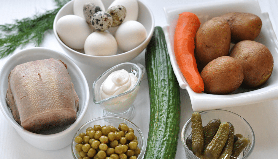 Вкусные рецепты салата оливье к Новому году 2018. Классическое приготовление с языком, курицей и свежим огурцом