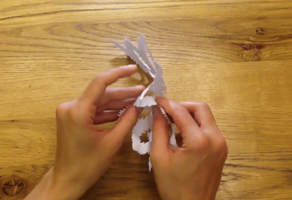 Снежинки из бумаги своими руками, простые схемы для поэтапного вырезания красивых снежинок