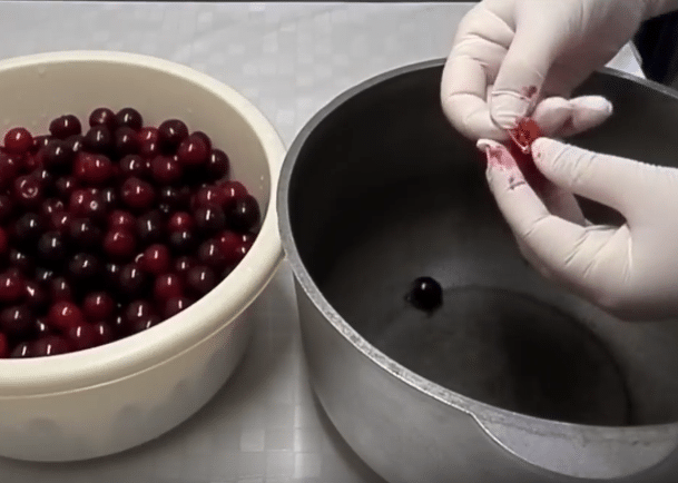 Рецепт густого вишневого варенья с косточками на зиму