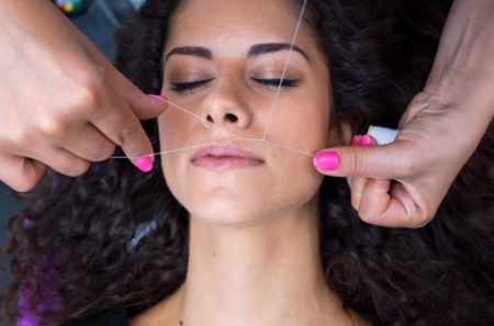 Как удалить волосы на лице с помощью нитки