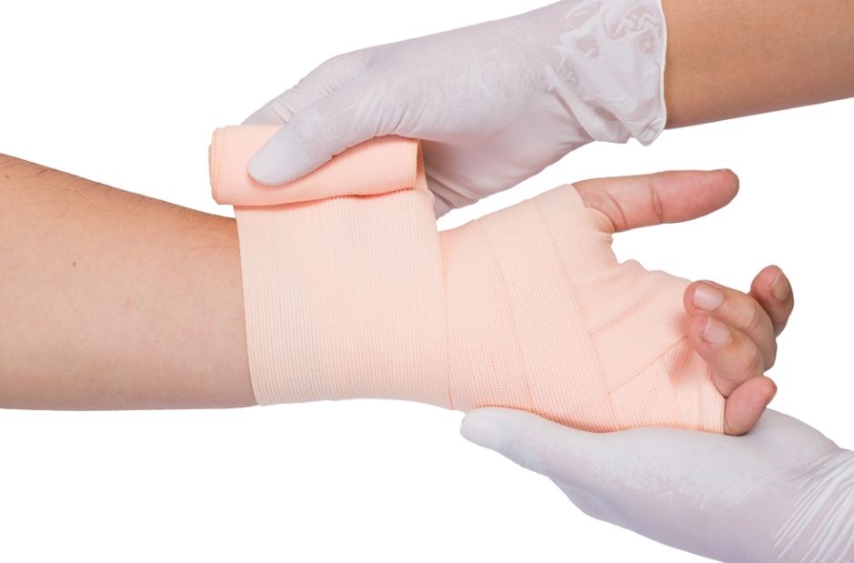 Что делать при растяжении запястья и связок кисти руки? | complex-clinic