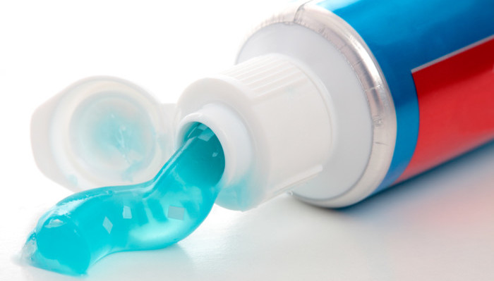 паста для чистки зубного протеза