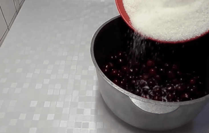 Рецепт густого вишневого варенья с косточками на зиму