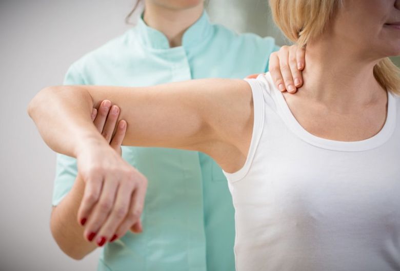 Вывих плеча: симптомы, первая помощь, лечение и реабилитация