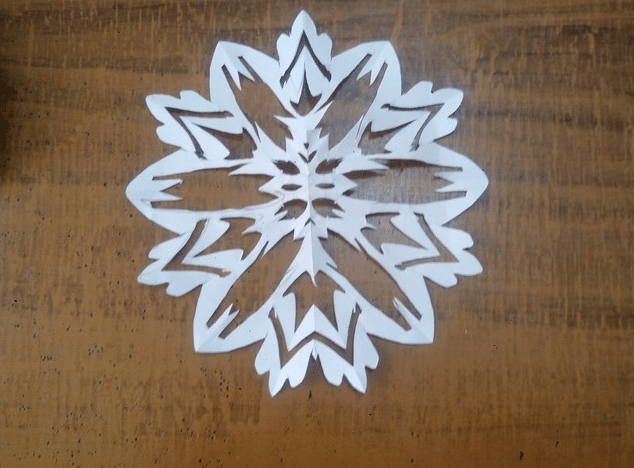 Как сделать снежинку из бумаги своими руками, вырезаем новогодние снежинки по шагам