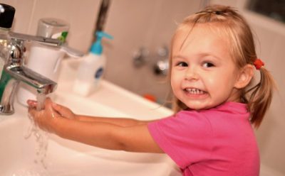 Ребенок моет руки