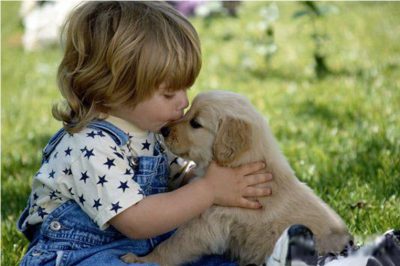 Ребенок с собакой