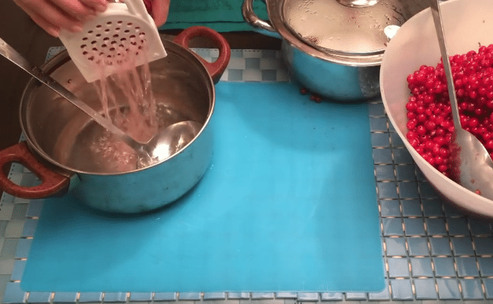 Компот из красной смородины, простые рецепты приготовления на зиму
