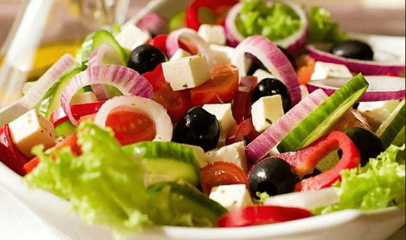 Греческий салат с сухарями и курицей: классический рецепт пошагово с фото