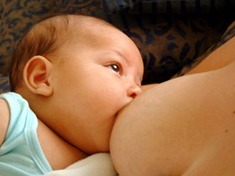 кормление грудью малыша