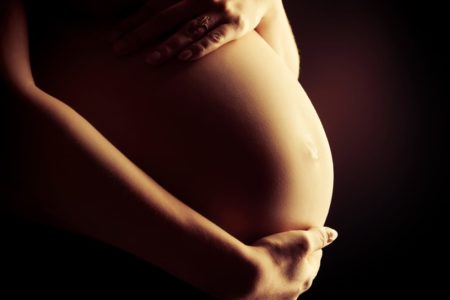 Можно ли делать эпиляцию в зоне бикини во время беременности