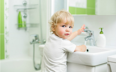 Ребенок моет руки