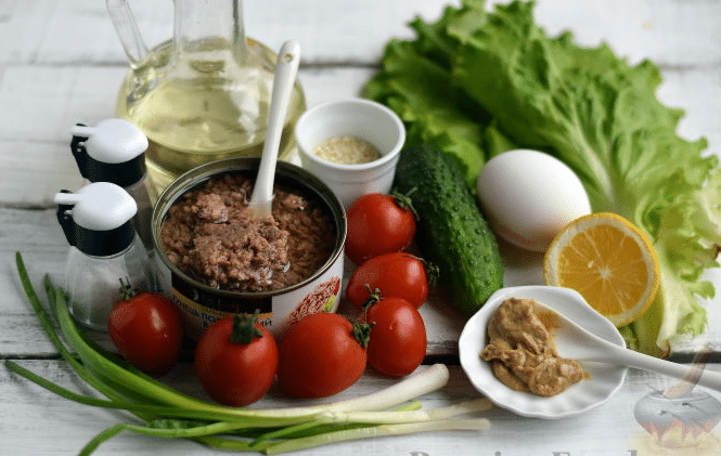 Салат с тунцом консервированным, помидорами и фасолью. 6 пошаговых фото рецептов
