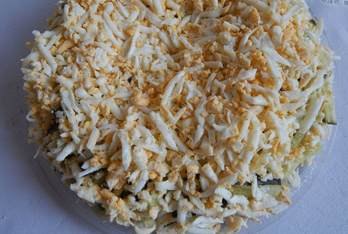 Салат гнездо глухаря слоями. Пошаговые рецепты с грибами и копченой курицей