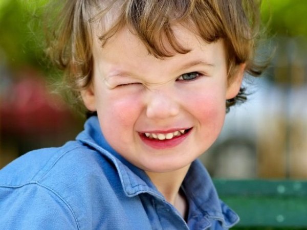 Почему ребенок часто моргает глазами – причины