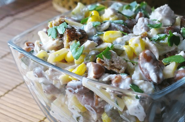 Салат с фасолью и сухариками, с курицей и колбасой. 7 простых и вкусных рецептов
